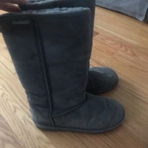 CUTE GREY WOMANS BEARPAWS